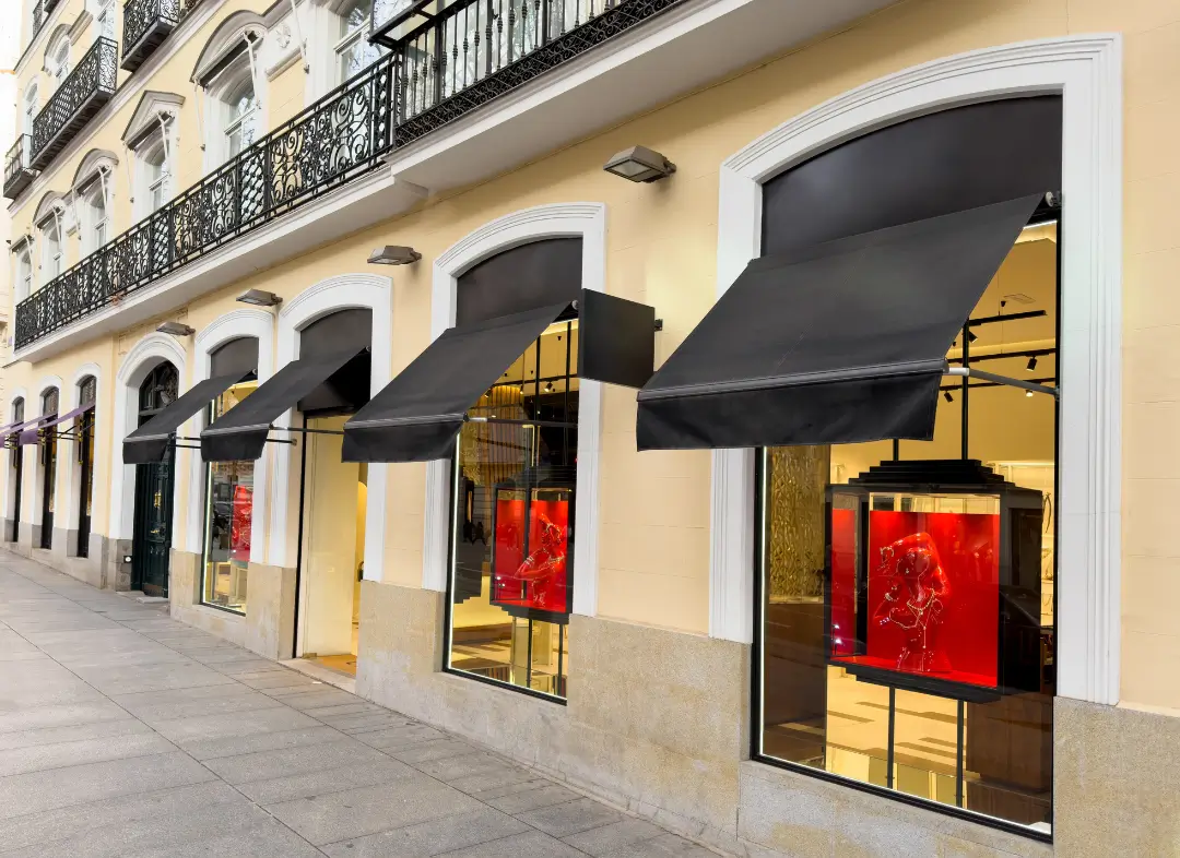 Façade vitrine de magasin en aluminium sur mesure à Saint-Gély-du-Fesc